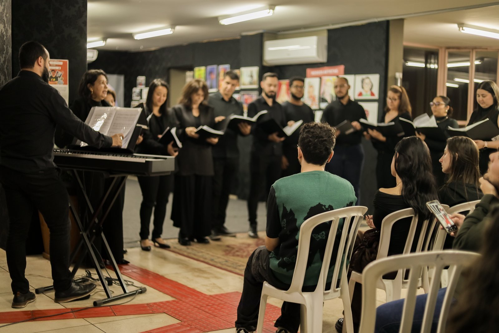 Apresentação musical durante a exposição Onde a Arte Cresce