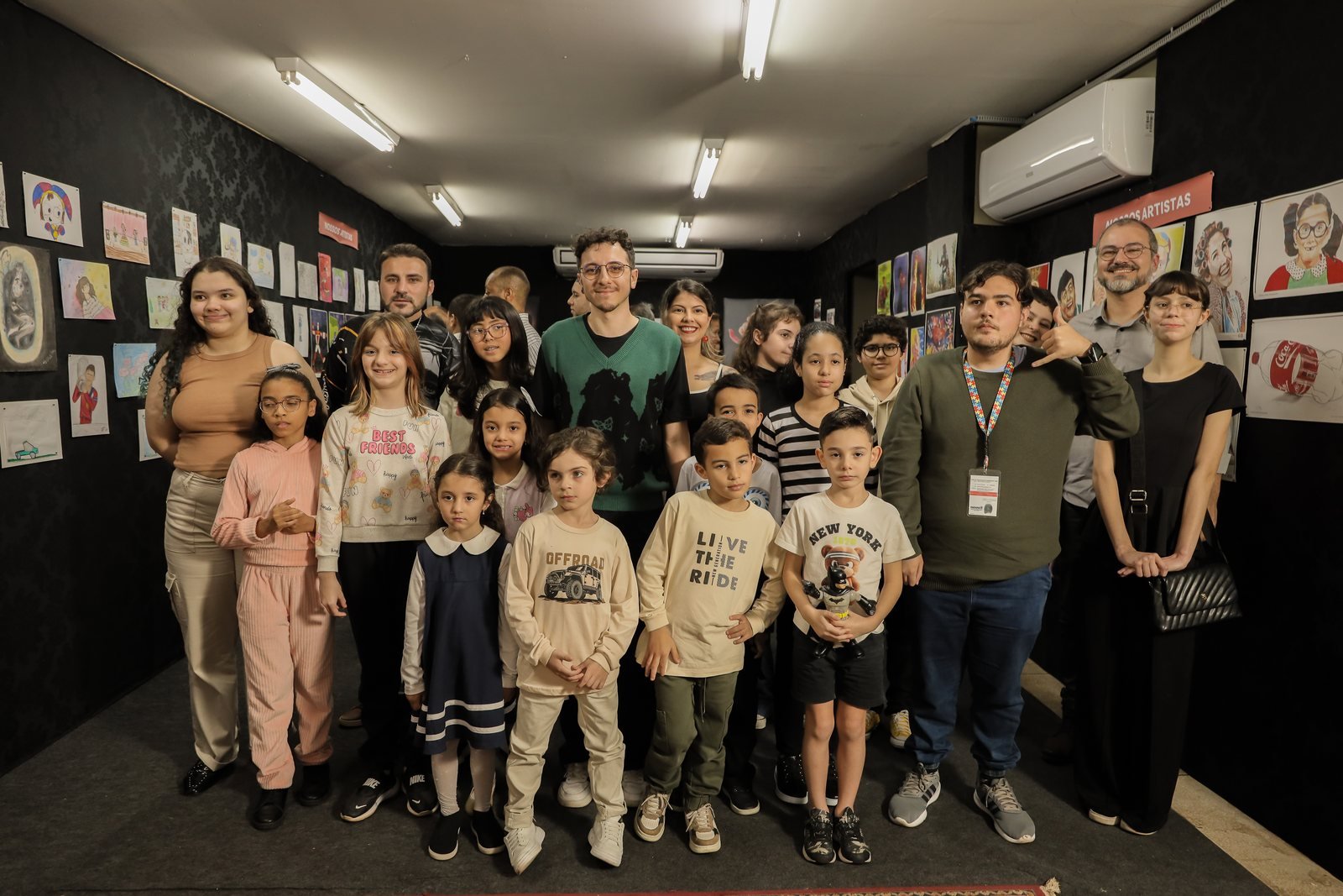 Foto em grupo na exposição Onde a Arte Cresce