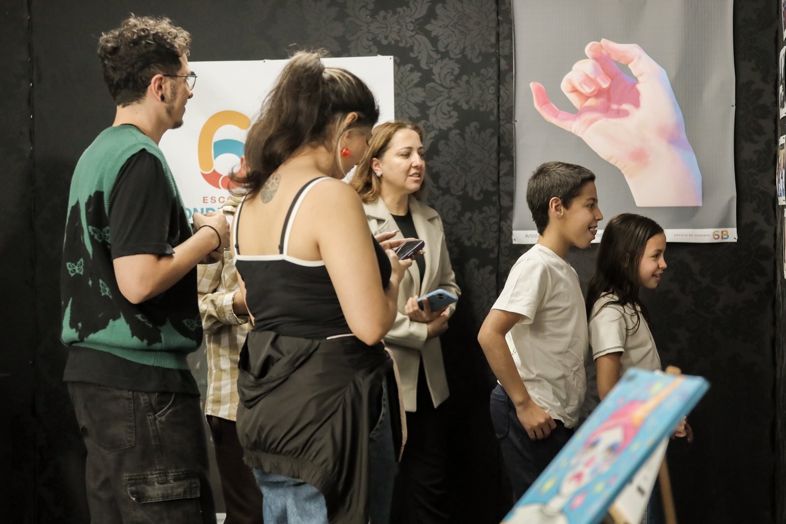 Visitantes conhecendo as obras na exposição