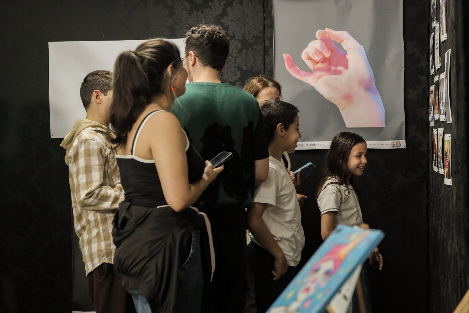 Visitantes conhecem as obras da exposição Onde a Arte Cresce